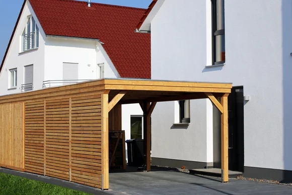 Holzcarport an Wohnhaus